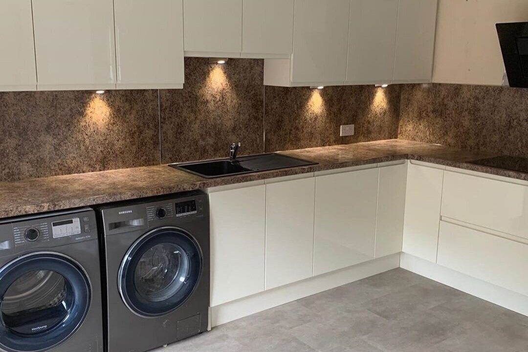 Ayrshire CountrysideLovely job this week in the Ayrshire countryside - a cream handleless door with butterum etched worktops and show-back panels
