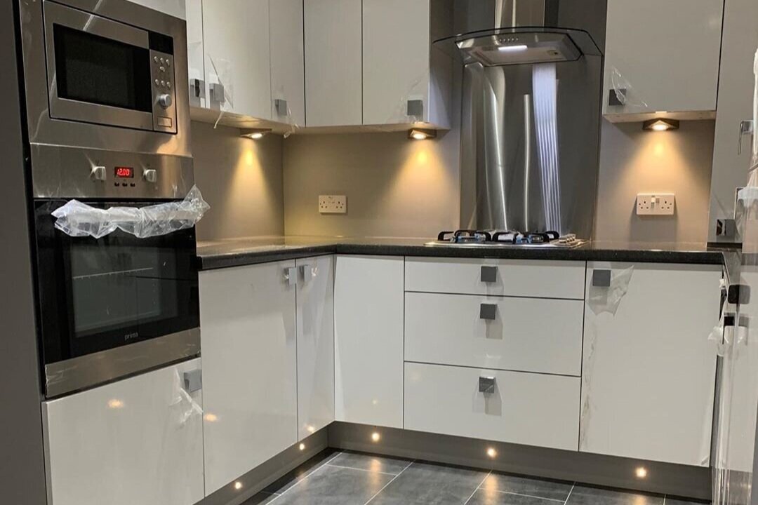 Modern East End KitchenAlpine White gloss door and pearl grey plinth and show back boards and grey klick with a grey gloss sparkle worktop to finish it off